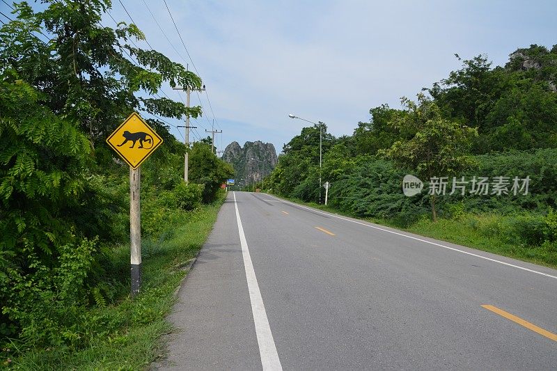 泰国Khao Nang Phanthurat森林公园的猴子过街标志